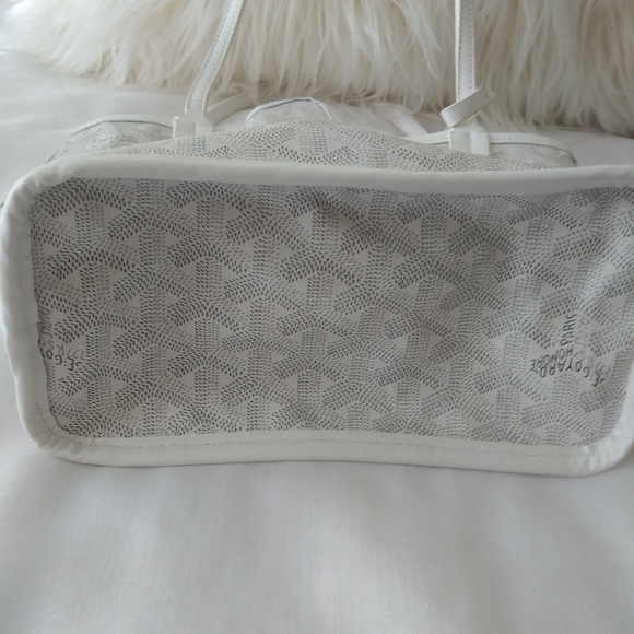 Very Cute Small Designer Bag - Picture 7 of 11